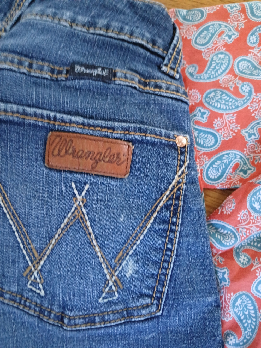 Wrangler Blue Denim Women’s Jeans OUTFIT - Picture 3 of 9